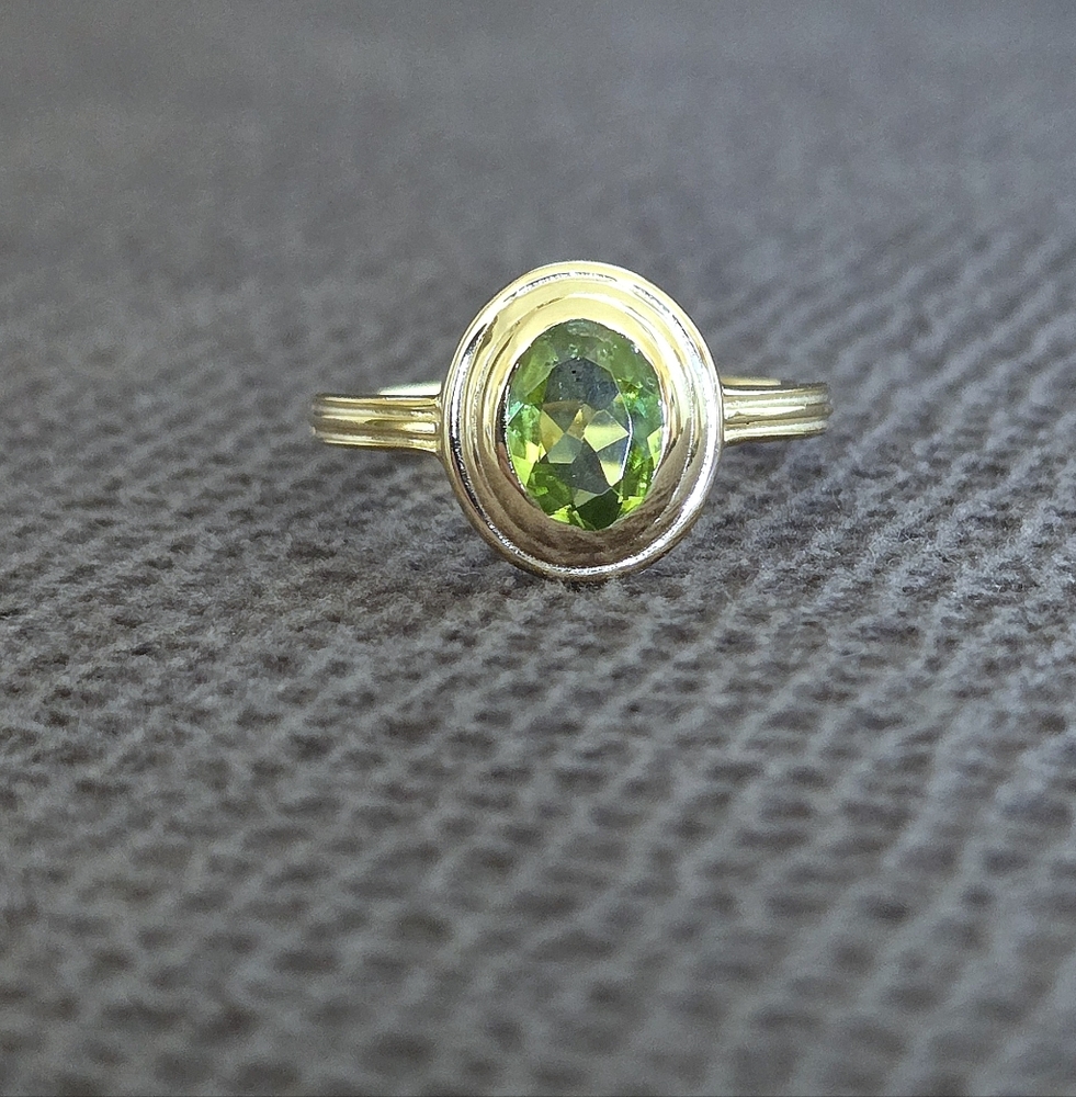 Shivam Oval Cut Peridot💚 Ring💍 - NWT